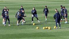 25/11/23 ENTRENAMIENTO REAL MADRID

Los canteranos que subió Ancelotti se ejercitan en un rondo durante la sesión de entrenamiento efectuada en Valdebebas.