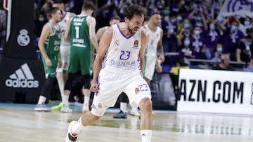 Sergio Llull celebra uno de sus triples.