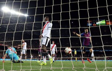 El jugador del Barcelona Luis Suárez celebra el 3-1 al Rayo Vallecano. 