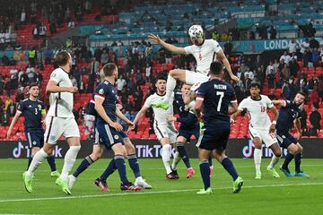 John Stones remata de cabeza y manda el balon al palo izquierdo de la portería de David Marshall.