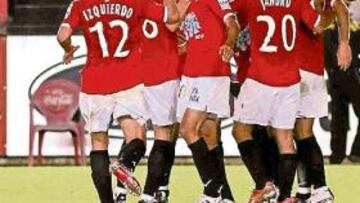 <b>EL GOLAZO DE LA JORNADA. </b>Los jugadores del Nàstic se abrazon después de que N?Gal marcase el segundo gol, que fue de chilena.