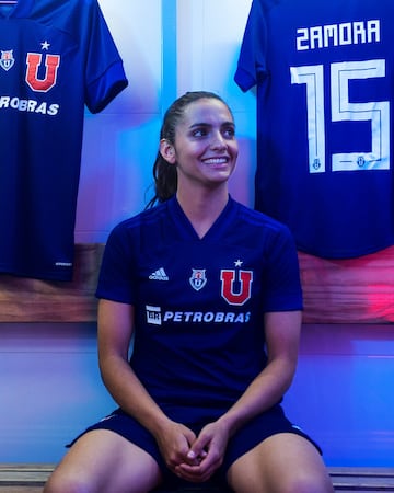 Integrantes de los equipos femenino y masculino dieron a conocer la nueva camiseta de Universidad de Chile con miras a la próxima temporada.