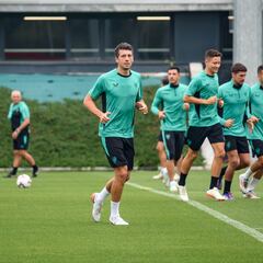 De Marcos, ausente ante el Aston Villa