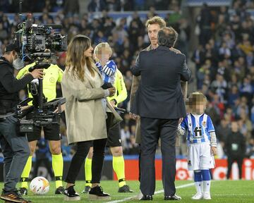 Homenaje a David Zurutuza. El presidente de la Real Sociedad, Jokin Aperribay, le impone la insignia de oro y brillantes del club.