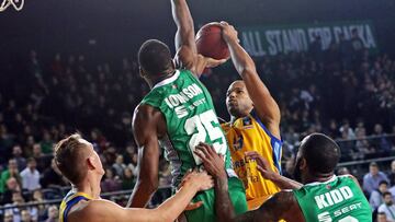 EPA1876. ESTAMBUL (TURQUÍA), 10/01/2018.- El jugador del Gran Canaria, Eulis Baez (2d), intenta encestar ante los jugadores del Darussafaka, Jajuan Johnson (2i) y Stanton Kidd, durante el partido de la Eurocopa de baloncesto disputado en Estambul,