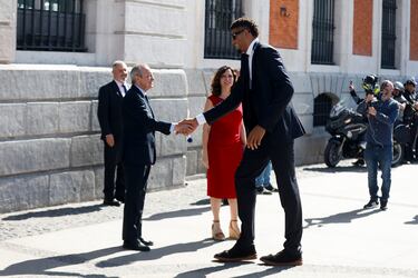 La presidenta de la Comunidad de Madrid, Isabel Díaz Ayuso, recibe a los jugadores del Real Madrid de baloncesto, en la imagen Florentino Pérez saluda a Walter Tavares.