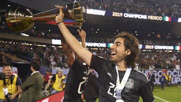 Rodolfo Pizarro con la Copa Oro.