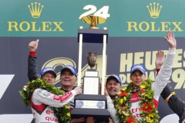 Audi R18 E-Tron Quattro Número 2 conductores Loic Duval de Francia, Tom Kristensen de Dinamarca y Allan McNish de Gran Bretaña celebra con el trofeo en el podio con Audi motorsport director Wolfgang Ullrich después de ganar la carrera de Le Mans