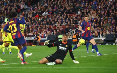 El jugador del Barcelona, Robert Lewandowski, marca el 4-1 al Villarreal. 