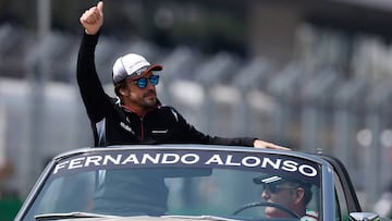 Fernando Alonso saludando al p&uacute;blico durante el Driver&#039;s Parade del GP de Brasil.