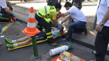 Sergio Pardilla es atendido por los m&eacute;dicos tras chocar contra un bolardo en la Gran V&iacute;a Lope de Haro de Bilbao en la Vuelta al Pa&iacute;s Vasco 2015