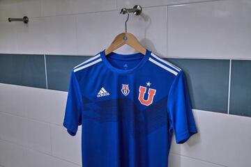 Universidad de Chile presentó el día de hoy la nueva camiseta edición especial, celebrando los 70 años de la marca que auspicia al club.