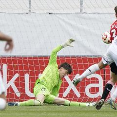 Mikel Santos, colosal, catapulta al Bilbao Athletic hacia el playoff de ascenso