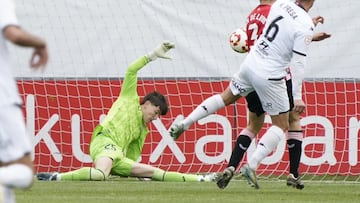 Mikel Santos, colosal, catapulta al Bilbao Athletic hacia el playoff de ascenso