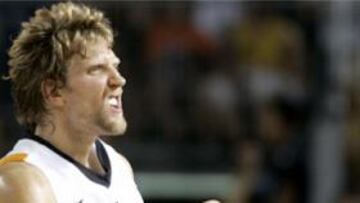 <b>INAPELABLE.</b> Nowitzki celebra la victoria sobre Turquía, en gran parte gracias a su acierto.