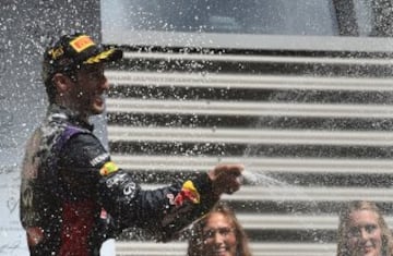 Piloto australiano de Red Bull Racing Daniel Ricciardo celebrando en el podio su victoria en el GP de Bélgica 