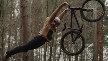El piloto polaco de MTB David Godziek realizando un Superman con su bici en un bosque de Polonia, en diciembre del 2020, para NS Bikes. 