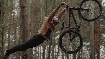 El piloto polaco de MTB David Godziek realizando un Superman con su bici en un bosque de Polonia, en diciembre del 2020, para NS Bikes.