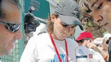 <b>PROTAGONISTA. </b>Charló con la prensa, se entrenó e incluso le dio tiempo de firmar autógrafos a los aficionados que se acercaron a verlo.