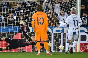 1-2. Juan Cruz, desde los once metros, lanza al lado izquierdo de Andriy Lunin superando su estirada.