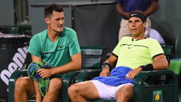 Bernard Tomic y Rafael Nadal hablan durante un descanso de su partido de dobles.