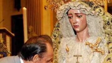 <b>VISITA A LA HERMANDAD DE LA SED</b> El máximo mandatario verdiblanco, Manuel Ruiz de Lopera acudió ayer a la Parroquia de la Concepción Inmaculada acompañado por algunos representantes de la comisión del Centenario con objeto de entregar el broche de oro del Centenario a la Hermandad de la Sed, perteneciente al sevillano barrio de Nervión.