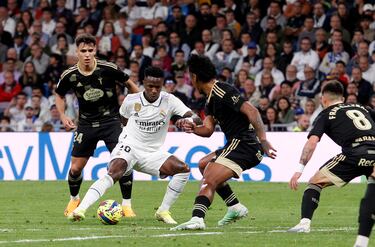 Vinicius se zafa de varios rivales.