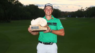 Viktor Hovland posa con el título de campeón del Mayakoba Golf Classic en El Camaleón Golf Club de Playa del Carmen, México.