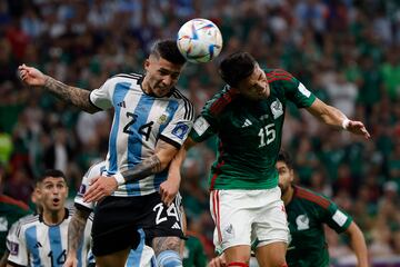 GR6376. LUSAIL (CATAR), 26/11/2022.- Luis Chávez (i) de Argentina disputa un balón con Héctor Moreno de México hoy, en un partido de la fase de grupos del Mundial de Fútbol Qatar 2022 entre Argentina y México en el estadio de Lusail (Catar). EFE/ Alberto Estevez
