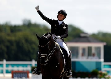 Isabell Werth levanta su puño tras lograr su segundo oro en París.