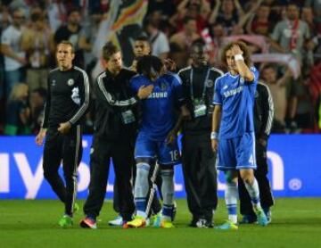 Bayern de Munich - Chelsea. Lukaku es consolado por sus compñeros tras fallar el último lanzamiento en la tanda de penaltis y perder la final.