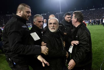 Ivan Savvidis, dueño del PAOK de Salónica, bajó al césped con un arma tras anular el árbitro un gol a su equipo en el tramo final del partido.