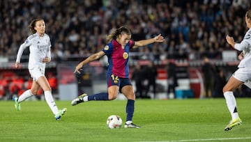 El balón muerto le cae a Patri en la frontal, y un disparo seco a la cepa del poste hace el segundo.