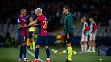 Dani Olmo a punto de entrar en el campo ante el Bayern