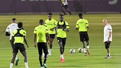 Senegal's players take part in a training session at Al Duhail SC in Doha on November 30, 2022 during the Qatar 2022 World Cup football tournament. (Photo by ISSOUF SANOGO / AFP)