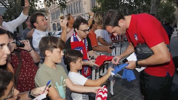La expedición viajó ayer a Valencia en vuelo chárter y se concentró en el hotel Westin ante la presencia de varios aficionados.