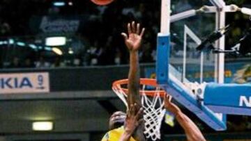 <b>POR ENCIMA. </b>Bynum hace gala de su gran potencia de salto y obstaculiza un lanzamiento de Bullock.