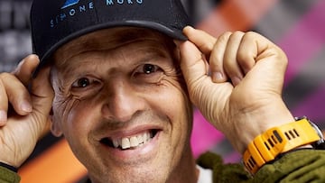 Simone Moro sonriendo y tocándose la gorra
