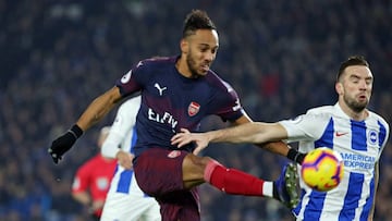 JB2. BRIGHTON (REINO UNIDO), 26/12/2018.- El jugador del Arsenal Pierre-Emerick Aubameyang (izda) golpea el balón durante el al partido de la Premier League disputado ante el Brighton Hove Albion en el estadio Amex de Brighton, Reino Unido, el 26 d