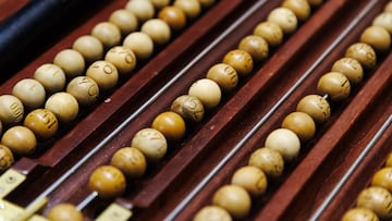 Bolas de lotería durante el ensayo del Sorteo Extraordinario de la Lotería de Navidad, en el colegio de San Ildefonso, a 11 de diciembre de 2024, en Madrid (España). Los niños de San Ildefonso son muy populares en España dado que llevan más de dos siglos cantando los números de la Lotería Nacional, ya que el primer sorteo en el que tomaron parte como extractores fue el del 9 de marzo de 1871. Desde entonces, para actuar en los sorteos de la Lotería, se selecciona a aquellos alumnos que tienen buen timbre de voz y pronunciación clara, a los que se ejercita para la fácil y rápida lectura de los números y se les enseña en el manejo de las bolas de los sorteos mediante ensayos continuos con material que la Lotería Nacional tiene a disposición del colegio.
11 DICIEMBRE 2024;NIÑOS DE SAN ILDEFONSO;LOTERÍA;ENSAYO;SORTEO EXTRAORDINARIO;EL GORDO;BOLAS;
Carlos Luján / Europa Press
11/12/2024