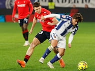 PAMPLONA, 08/12/2025.- El centrocampista del Osasuna Abel Bretones (i) pelea un balón con el centrocampista del Levante Carlos Álvarez durante el partido de LaLiga entre el Osasuna y el Levante, este lunes en el estadio del Sadar.EFE/ Villar López