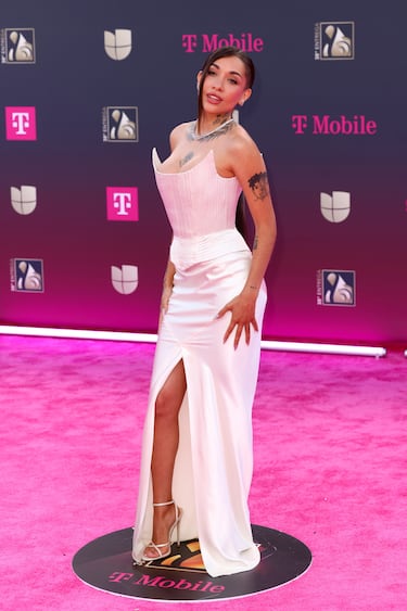 María Becerra posa en la alfombra roja de los premios 'Lo Nuestro'.