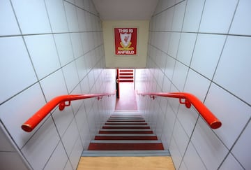 Que Anfield es un templo del fútbol está fuera de toda duda y como tal tiene su propia liturgia. Así, los jugadores del Liverpool han establecido el ritual de tocar, antes de saltar al césped, el cartel que hay en el túnel de vestuarios que reza “This is Anfield”. Aunque este gesto está desprovisto del convencimiento de que el partido saldrá bien, sin duda es un acto inevitable para la plantilla red.