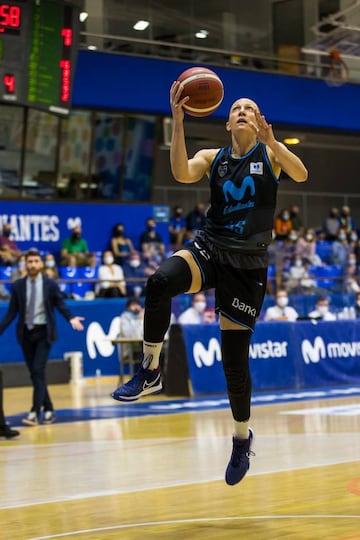 Leslie Knight lanza durante el partido entre el Movistar Estudiantes y el Al Qázeres.