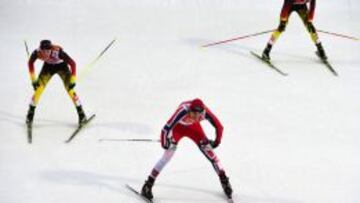 Magnus Hovdal Moan cruza la línea en primer lugar.