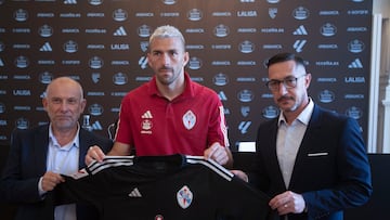 Vicente Guaita junto al directivo del club, Primitivo Ferro y el adjunto al director deportivo Juan Carlos Calero durante la rueda de presentación.