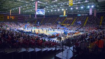 Reacción popular. El público que acude al pabellón de San Pablo quiere seguir viendo baloncesto ACB en Sevilla.