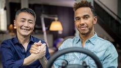 Kazunori Yamauchi y Lewis Hamilton. 