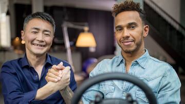 Kazunori Yamauchi y Lewis Hamilton. 