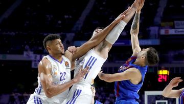 Laprovittola lucha un bal&oacute;n con Tavares y Abalde en el Real Madrid-Barcelona.